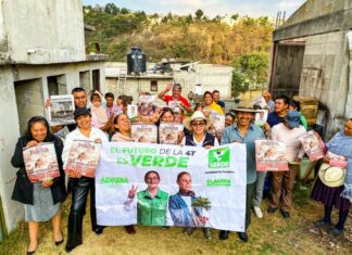 Azucena Huerta lleva propuestas de la 4T a Vecinos de Temoaya