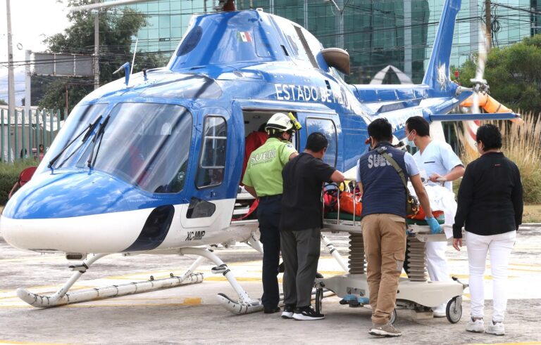 Conjuntan esfuerzos gobiernos del EdoMéx y Guanajuato para traslado terrestre y aéreo de lesionados por volcadura registrada en Malinalco