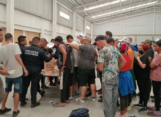Rescatan a más de 200 migrantes abandonados en bodega de Chicoloapan