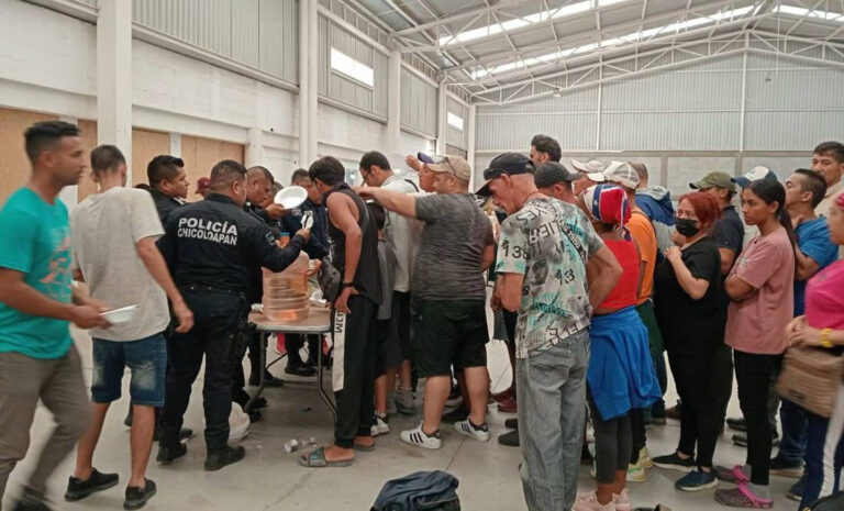 Rescatan a más de 200 migrantes abandonados en bodega de Chicoloapan