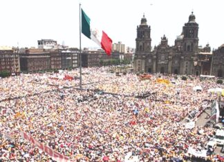 Del Zócalo rojo de la izquierda al Zócalo rosa de la derecha