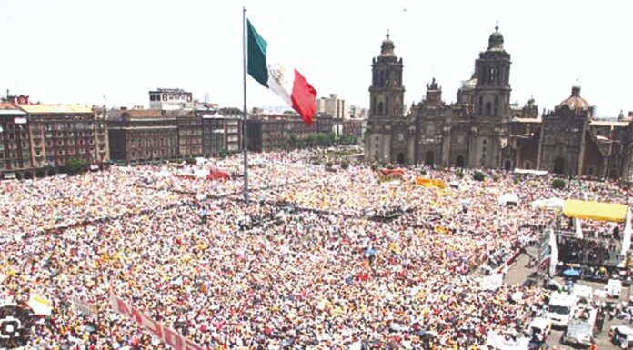 Del Zócalo rojo de la izquierda al Zócalo rosa de la derecha