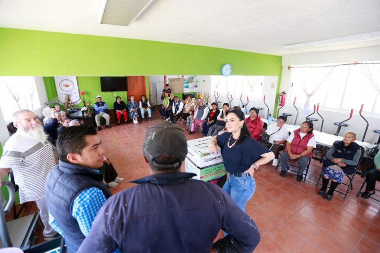 Convive Iraí Albarrán con“abuelitos” de Metepec