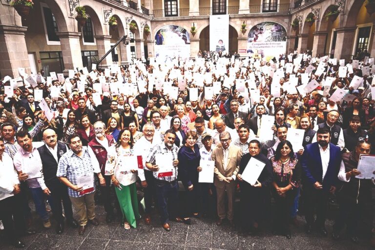 Delfina Gómez entrega 600 Títulos agrarios