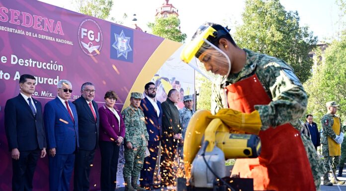 Gobernadora Delfina Gómez Álvarez encabeza ceremonia de izamiento de Bandera y arranque de la campaña de Destrucción de Armamento en el EdoMéx