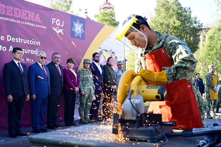 Gobernadora Delfina Gómez Álvarez encabeza ceremonia de izamiento de Bandera y arranque de la campaña de Destrucción de Armamento en el EdoMéx