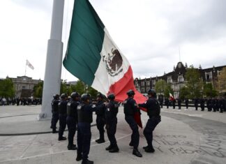 Coordinadora General de Comunicación Social del GEM, Nayeli Gómez Castillo encabeza la Ceremonia de Arriamiento de Bandera