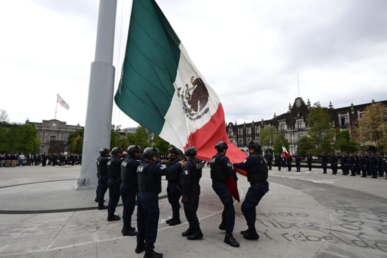 Coordinadora General de Comunicación Social del GEM, Nayeli Gómez Castillo encabeza la Ceremonia de Arriamiento de Bandera