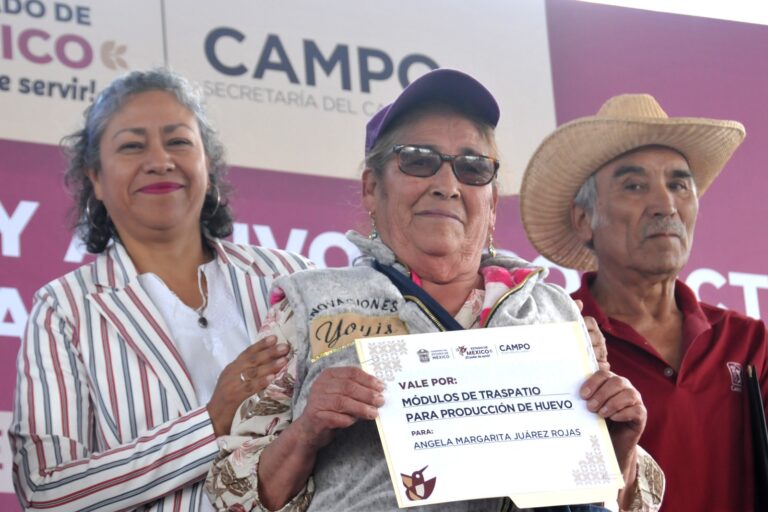 Gobierno de Delfina Gómez Álvarez mantiene apoyo en Texcaltitlán, entrega recursos a mil 800 campesinos