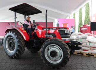 Gobierno de Delfina Gómez Álvarez entrega tractores, invernaderos, cisternas y apoyos a campesinos del oriente del Estado de México