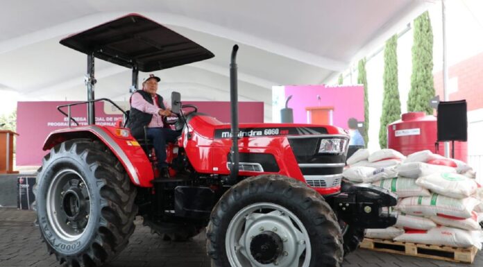 Gobierno de Delfina Gómez Álvarez entrega tractores, invernaderos, cisternas y apoyos a campesinos del oriente del Estado de México