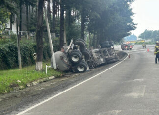 Volcadura de pipa en la carretera México-Toluca provoca cierre vial