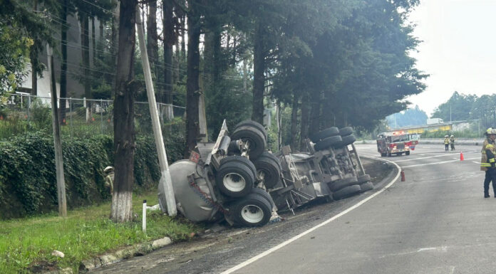 Volcadura de pipa en la carretera México-Toluca provoca cierre vial