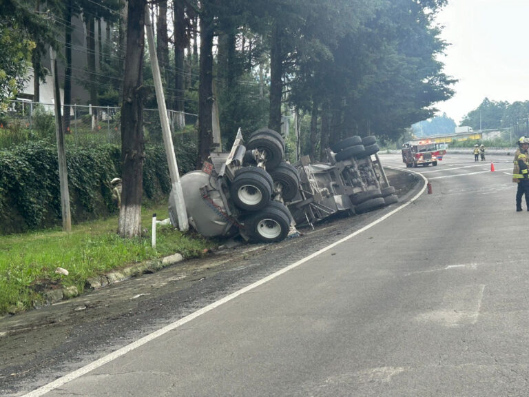 Volcadura de pipa en la carretera México-Toluca provoca cierre vial