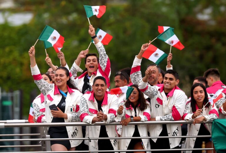 México desfila en la apertura de los Juegos Olímpicos París 2024