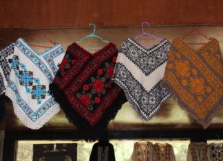 Manos mexiquenses tejen y bordan el quexquémetl; tradicional prenda de vestir de origen prehispánico