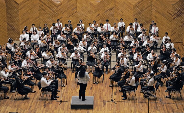 Monumental Ensamble de Violines ofrece concierto por la paz y la igualdad de género en el EdoMéx