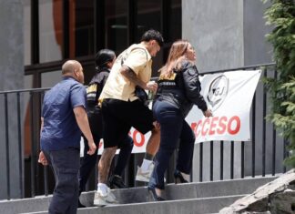 Carlos Salcedo evade a la prensa al salir de la Fiscalía de Justicia del Edomex; tuvo que ir a declarar sobre el crimen de su hermana