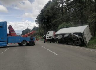 Vuelca un camión de carga en la zona de La Marquesa