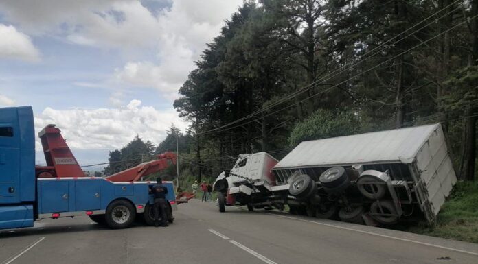 Vuelca un camión de carga en la zona de La Marquesa