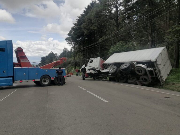 Vuelca un camión de carga en la zona de La Marquesa