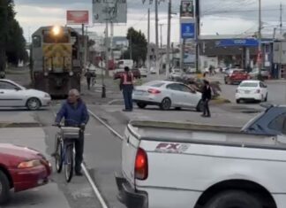 Imprudente conductor es arrastrado por el tren en Tollocan y Tecnológico, le quiso ganar el paso, terminó con gran susto y provocó caos vial