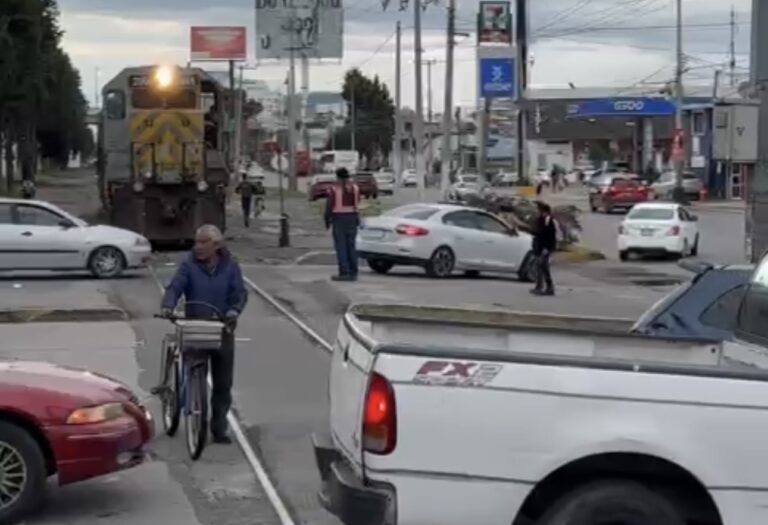 Imprudente conductor es arrastrado por el tren en Tollocan y Tecnológico, le quiso ganar el paso, terminó con gran susto y provocó caos vial