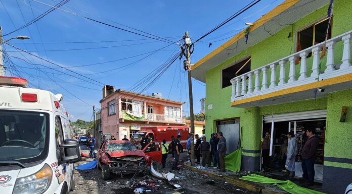 En labor conjunta servicios de emergencia del EdoMéx atienden explosión de camioneta cargada con pirotecnia en Tepetlixpa