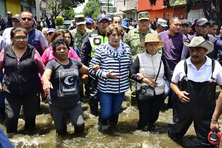 Gobernadora Delfina Gómez Álvarez recorre calles de Chalco de la mano de vecinos; se intensifican labores de limpieza, desazolve y salud en zonas afectadas por lluvias