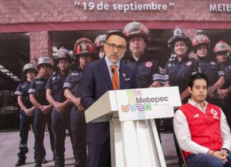 Distingue Fernando Flores el valor y vocación de servicio de los bomberos de Metepec
