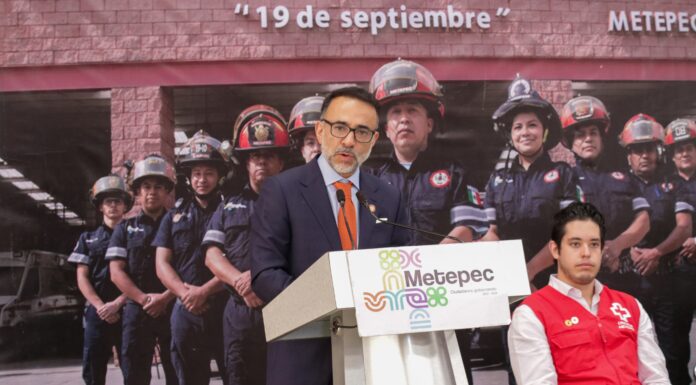 Distingue Fernando Flores el valor y vocación de servicio de los bomberos de Metepec