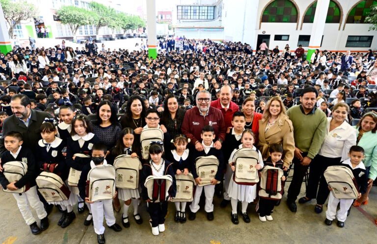 Horacio Duarte arranca ciclo escolar 2024-2025 en primaria donde estudió la Gobernadora Delfina Gómez; entrega útiles y libros de texto