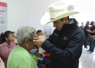 Alcalde de Jilotepec entrega lentes a población vulnerable