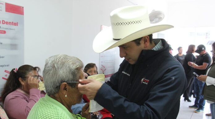 Alcalde de Jilotepec entrega lentes a población vulnerable