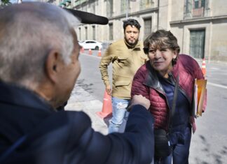 Arriba Gobernadora Delfina Gómez Álvarez a Palacio Nacional para reunión con Presidenta Claudia Sheinbaum Pardo; tratarán temas urbanos y de salud