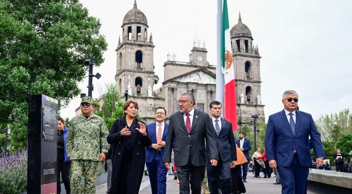 Encabeza Gobernadora Delfina Gómez Álvarez ceremonia de Izamiento y Honores al Lábaro Patrio en Toluca