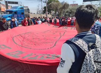 ALUMNOS DE TENERÍA DESQUICIAN VIALIDADES HACIA EL CENTRO DE LA CAPITAL MEXIQUENSE