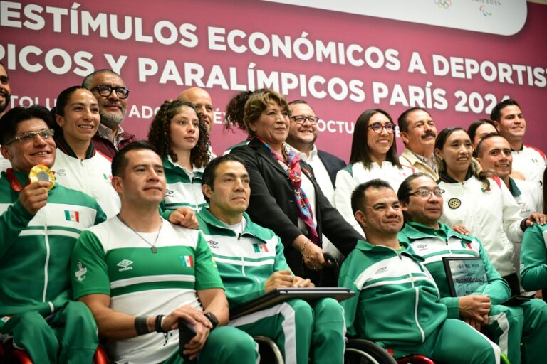 GOBERNADORA DELFINA GÓMEZ RECIBE COMPAÑÍA DE JOSÉ RAMÓN LÓPEZ BELTRÁN EN ENTREGA DE ESTÍMULOS A DEPORTISTAS MEXIQUENSES