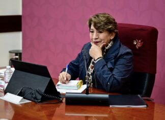 Conmovida hasta las lágrimas Gobernadora Delfina Gómez entrega basificación a personal médicos el ISSEMYM