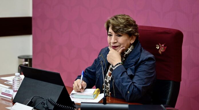 Conmovida hasta las lágrimas Gobernadora Delfina Gómez entrega basificación a personal médicos el ISSEMYM