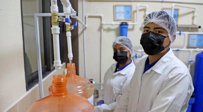 Estudiantes del Tecnológico de Estudios Superiores de Chimalhuacán ponen en mancha la planta purificadora de agua “Aguaquim”