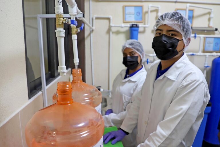 Estudiantes del Tecnológico de Estudios Superiores de Chimalhuacán ponen en mancha la planta purificadora de agua “Aguaquim”