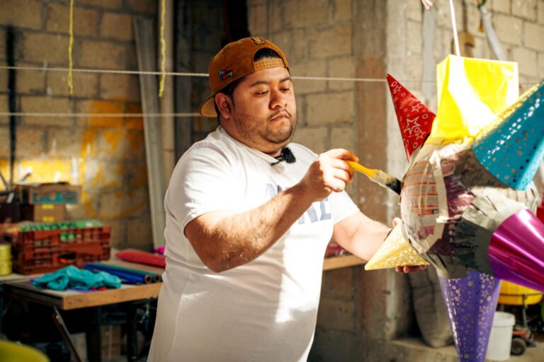 VEN AL ESTADO DE MÉXICO A ELABORAR TU PROPIA PIÑATA; EXISTE MÁS DE 300 TALLERES ARTESANALES PARA VIVIR ESTA EXPERIENCIA