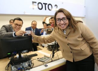 INAUGURAN AZUCENA CISNEROS Y DANIEL SIBAJA MÓDULO DE LICENCIAS EN PLAZA VENTURA