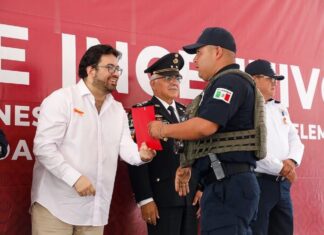 ENTREGA ISAAC MONTOYA ESTÍMULOS Y RECONOCIMIENTOS A 39 POLICÍAS MUNICIPALES POR ACTOS HEROICOS EN APOYO A LA CIUDADANÍA