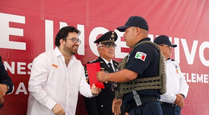 ENTREGA ISAAC MONTOYA ESTÍMULOS Y RECONOCIMIENTOS A 39 POLICÍAS MUNICIPALES POR ACTOS HEROICOS EN APOYO A LA CIUDADANÍA