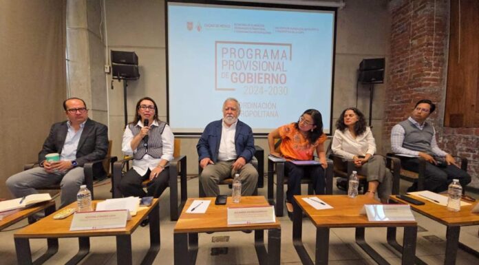 RECONOCE AZUCENA CISNEROS TRABAJO METROPOLITANO