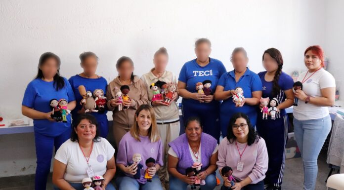 “MUJERES ICÓNICAS” ES LA COLECCIÓN DE MUÑECAS TEJIDAS POR MUJERES PRIVADAS DE LA LIBERTAD EN EDOMÉX, COMO IMPULSO DE REINSERCIÓN SOCIAL E INSPIRACIÓN