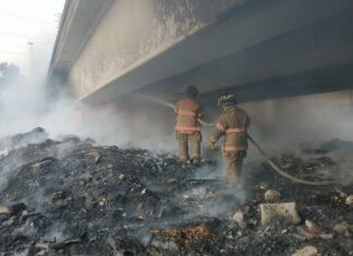 BOMBEROS DE ECATEPEC SOFOCAN INCENDIO DE BASURA EN BAJOPUENTE