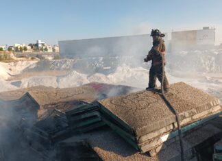 BOMBEROS DE ECATEPEC SOFOCAN INCENDIO EN BLOQUES DE LOSA ABANDONADOS EN PREDIO DE LAS AMÉRICAS